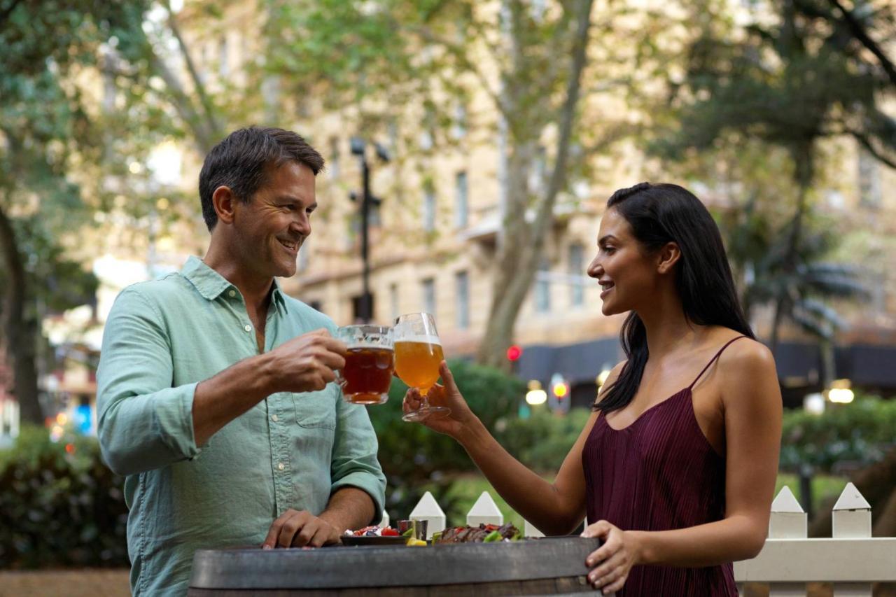 Sydney Harbour Marriott Hotel At Circular Quay Dış mekan fotoğraf A couple drinking beer