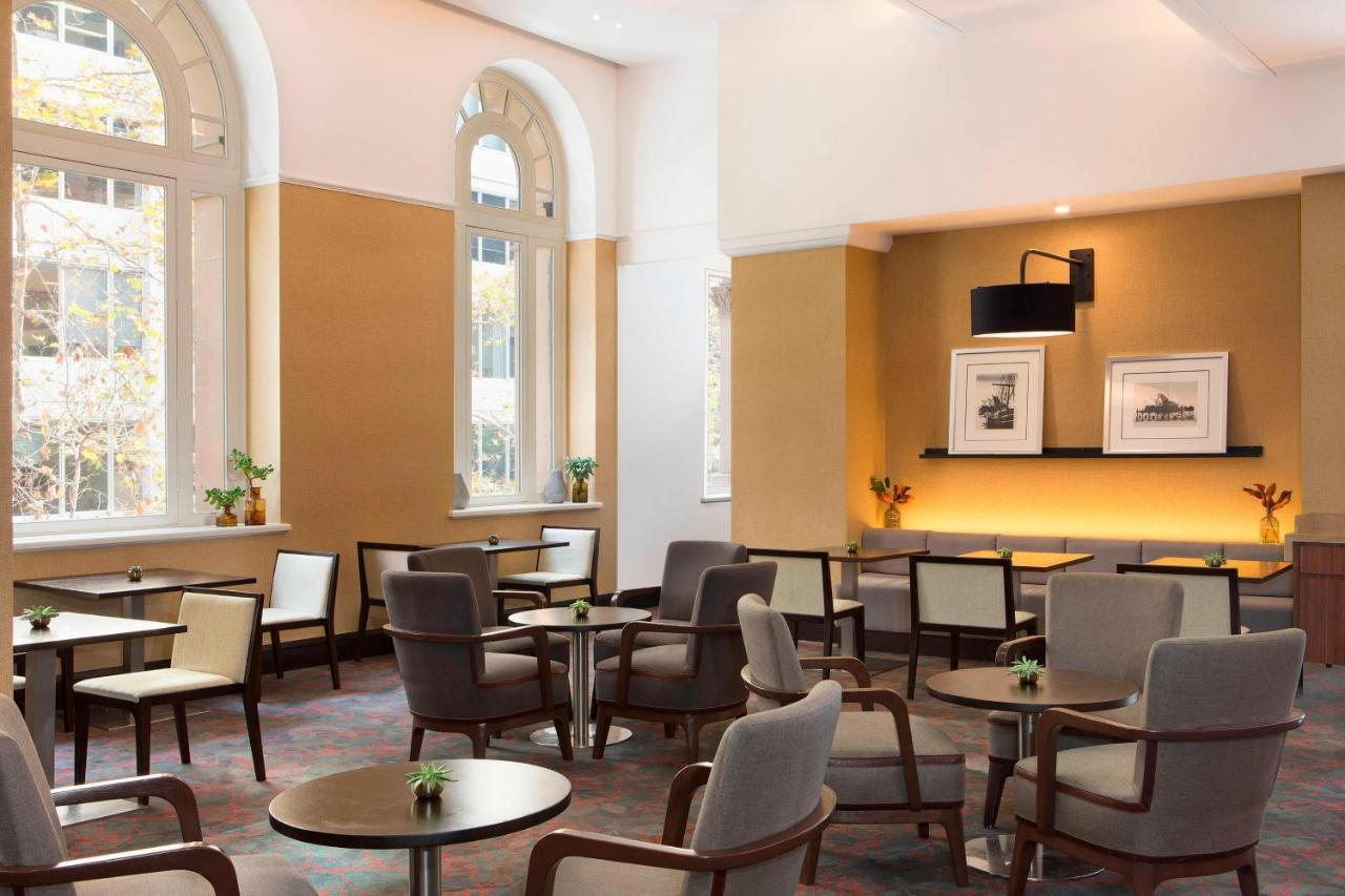 Sydney Harbour Marriott Hotel At Circular Quay Dış mekan fotoğraf The Library at The Fullerton Hotel