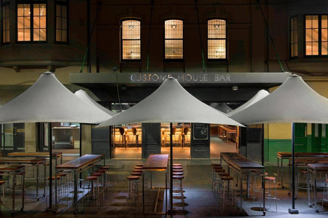 Sydney Harbour Marriott Hotel At Circular Quay Dış mekan fotoğraf The bar at night