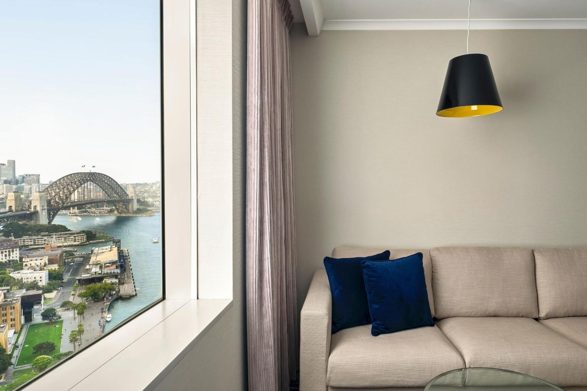 Sydney Harbour Marriott Hotel At Circular Quay Dış mekan fotoğraf A view of the Sydney Harbour Bridge from a suite at the hotel