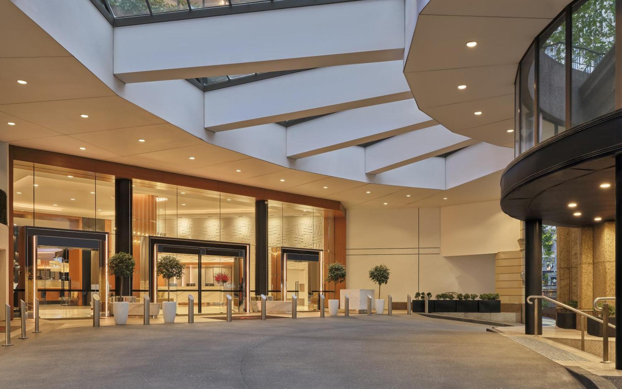 Sydney Harbour Marriott Hotel At Circular Quay Dış mekan fotoğraf The entrance to the hotel